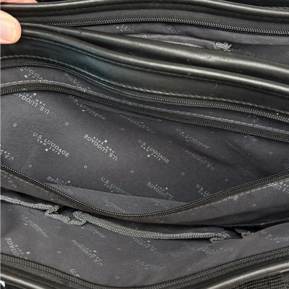 U.S. Luggage New York Black Messenger / Laptop Bag with Sleek Design Very Cool!